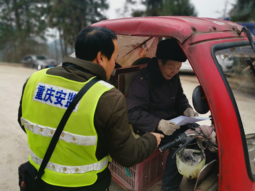 悦崃镇工作人员为三轮车驾驶员发放安全宣传资料。通讯员 刘津瑞 摄