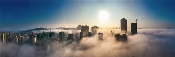 云雾中的空港新城。通讯员 许可 摄