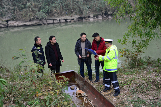 执法人员、工作人员向龙溪河流域附近船主、群众宣传了长江流域禁捕退捕等相关政策和法规。特约通讯员 张常伟 摄