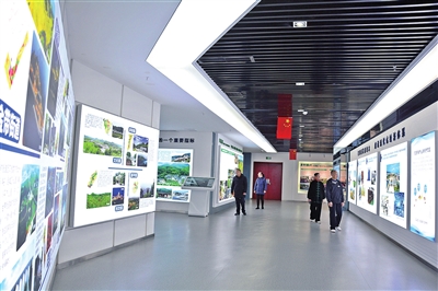 梁平规划展览馆，市民在展览大厅参观，了解梁平的规划发展。