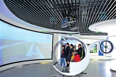 梁平规划展览馆，市民在体验3D虚拟飞行。