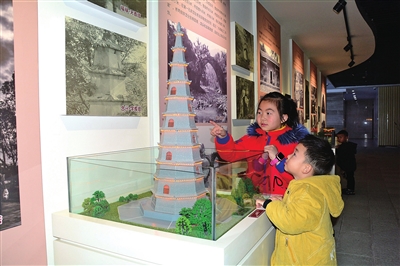 梁平规划展览馆，孩子们在参观建筑变迁之文峰塔模型。