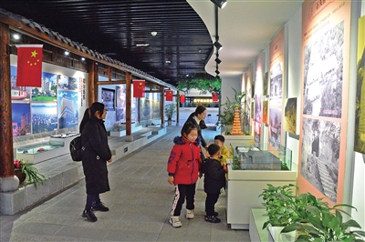 梁平规划展览馆，市民在参观了解城市变迁和建筑变迁。