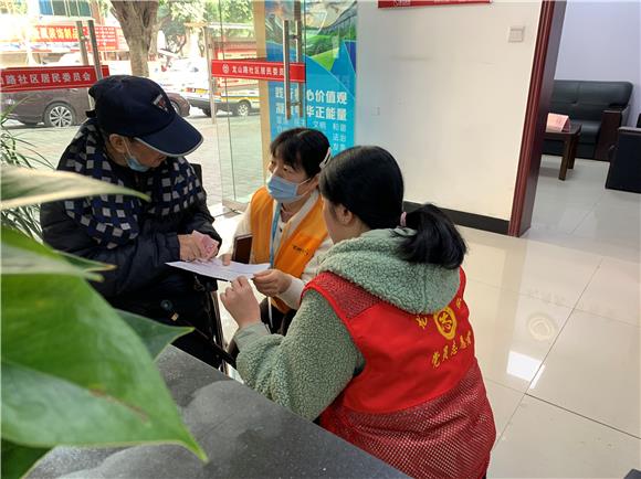 社区工作人员将商家退换的钱交到老人手中。通讯员 杨云 摄