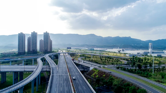 现代大道是两江新区重要的交通通道。两江投资集团供图