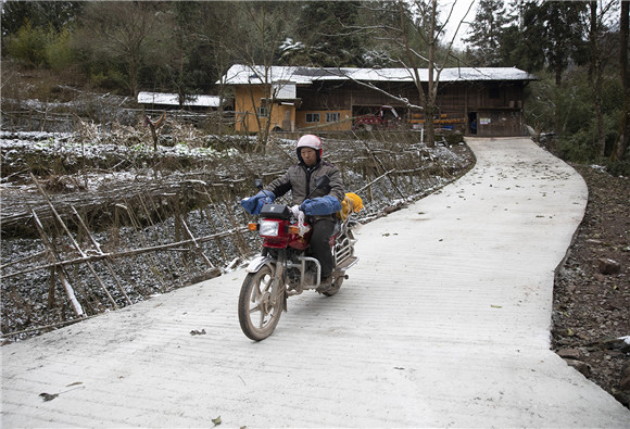 1骑上新摩托，马培贵奔驰在新硬化的公路上。华龙网—新重庆客户端记者 张质 摄