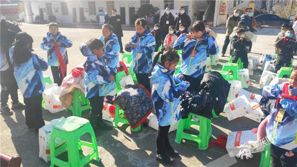 5  孩子们高兴的换上防寒冲锋衣。  华龙网—新重庆客户端记者 赵铁琥 摄