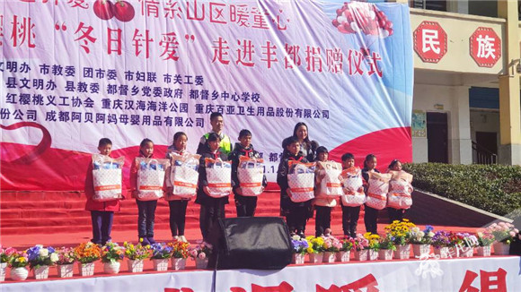 3  江北区委宣传部给孩子们送来了防寒冲锋衣。  华龙网—新重庆客户端记者 赵铁琥 摄