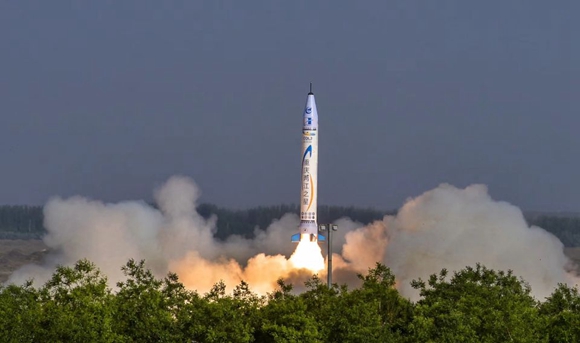 20180517，国内首枚民营自研商业亚轨道火箭OS-X“重庆两江之星”，在西北某地成功发射。两江投资集团供图