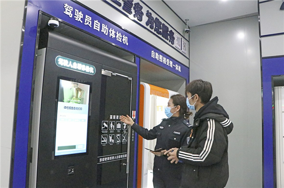 工作人员向市民介绍驾驶员自助体检机操作流程。通讯员 刘鑫宇 摄