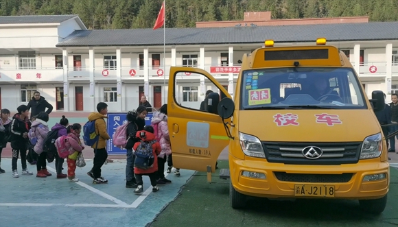 平安乡的孩子拥有了校车。华龙网-新重庆客户端 羊华 摄