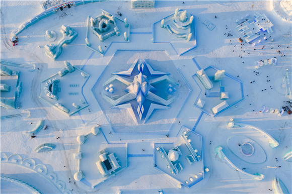 2020年12月24日,哈尔滨冰雪大世界园区一角。新华社记者 谢剑飞 摄 XxjsnmC007013_20210115_CBMFN0A005