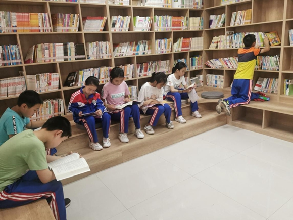 孩子们在图书室里看书。鸡鸣乡政府供图 华龙网发