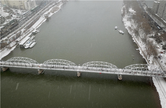 雪中的兰州中山桥（无人机照片）。新华社记者 马希平 摄