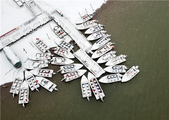 黄河兰州段雪景（无人机照片）。新华社记者 马希平 摄