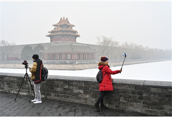游人在北京故宫角楼下拍照。新华社记者 李鑫 摄1