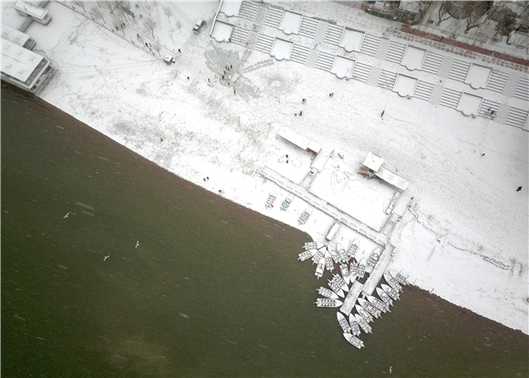 黄河兰州段雪景（无人机照片）。新华社记者 马希平 摄1