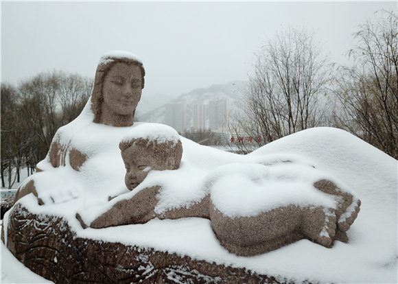 雪中的“黄河母亲”雕塑（无人机照片）。新华社记者 马希平 摄