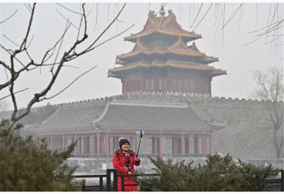 游人在北京故宫角楼下拍照。新华社记者 李鑫 摄