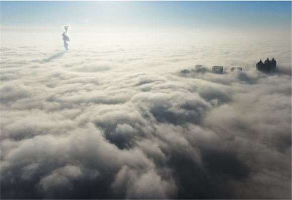 在沈阳市浑南区拍摄的市内雾景（无人机照片）。新华社记者 杨青 摄2