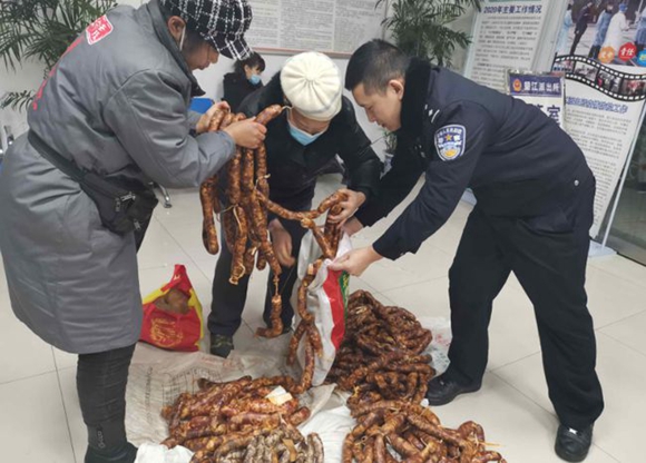 派出所民警将被盗香肠和猪脚返还受害人。万州区公安局供图 华龙网发