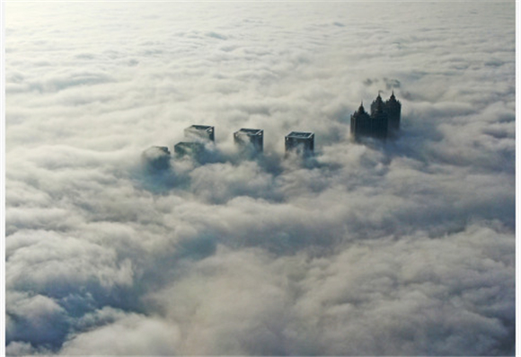 在沈阳市浑南区拍摄的市内雾景（无人机照片）。新华社记者 杨青 摄