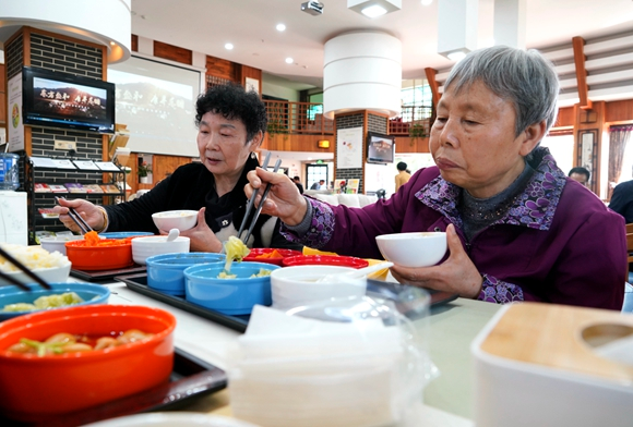 老人们在社区养老服务站享用午餐 霍吕摄