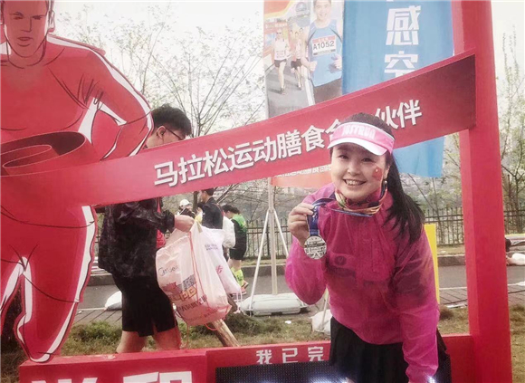 8生活中的宋红是一名运动达人，曾多次参加马拉松比赛。受访者供图 华龙网发