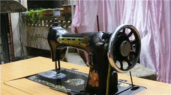 正如这台老式缝纫机一样，在山城第八步道或许你也可以找到自己的“重庆记忆”。华龙网-新重庆客户端 袁舒含摄