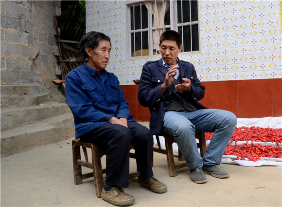 陈流琼和村民交流。巫溪县委宣传部供图 华龙网发
