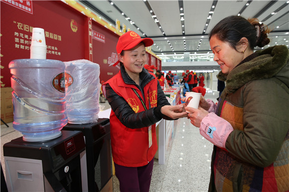 重庆西站为旅客提供暖心服务。通讯员 赵昌杰 摄
