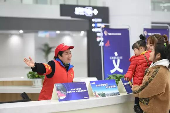 志愿24小时为旅客提供服务。重庆火车西站地区管理委员会供图 华龙网发