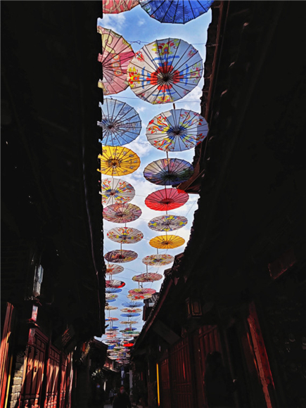 丽江古城里一条用花伞装点的巷子（1月21日摄）。新华社记者 严勇 摄