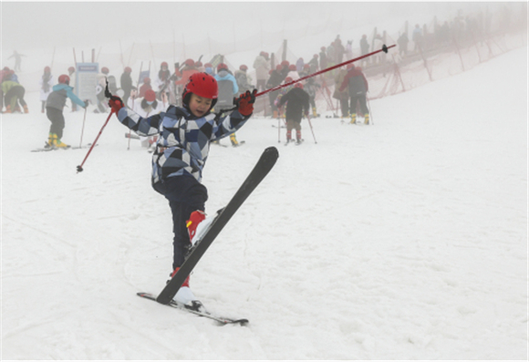 学生在丰都县南天湖国际滑雪场体验滑雪。新华社记者 刘潺 摄