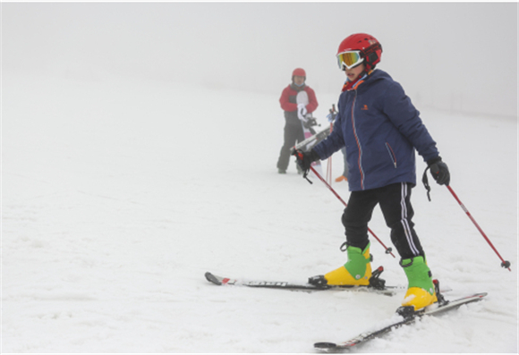 一名学生在重庆丰都县南天湖国际滑雪场体验滑雪。新华社记者 刘潺 摄