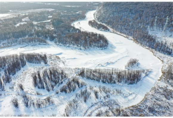 大兴安岭深处的根河被白雪覆盖（无人机照片）。新华社记者 连振 摄