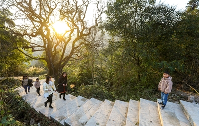 步道建成,市民爬山锻炼身体。通讯员 龚长浩 摄 4步道建成,市民爬山锻炼身体。通讯员 龚长浩 摄