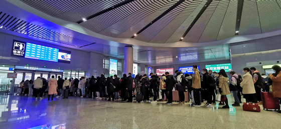 在渝万高铁梁平南站，旅客在候车大厅排队等候。特约通讯员 张常伟 摄