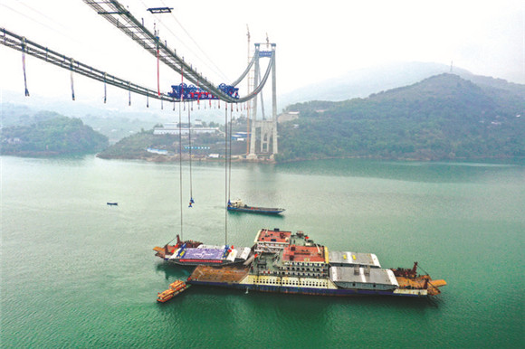 万州区新田长江大桥首片钢箱梁吊装成功。通讯员 荣腾龙 摄