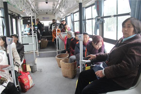 居民乘坐大足公交车进城下乡很方便。特约通讯员 蒋文友 摄