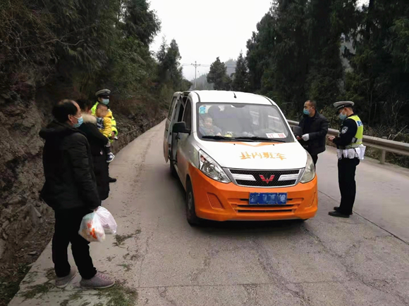 民警对超载车辆进行检查。  云阳县公安局供图  华龙网发