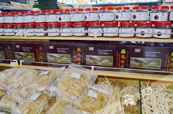 消费扶贫助农超市里的农产品琳琅满目。华龙网-新重庆客户端记者 李黎 摄