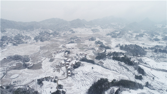 群山被白雪覆盖。刘辉 摄