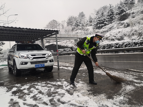 在沪蓉高速孙家加水点，市高速执法二支二大队高速执法人员正在扫除入口的剩余积雪。特约通讯员 张常伟 摄