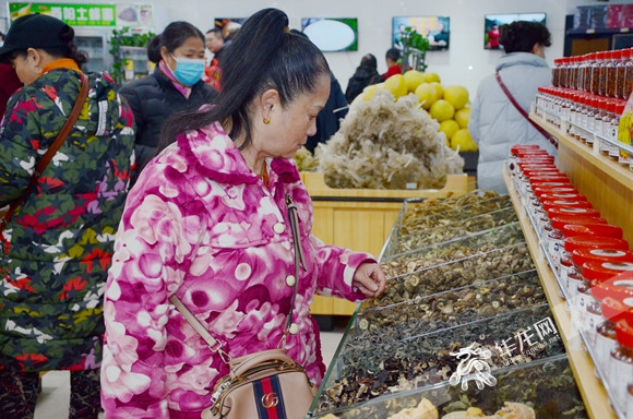 市民选购农产品。华龙网-新重庆客户端记者 李黎 摄