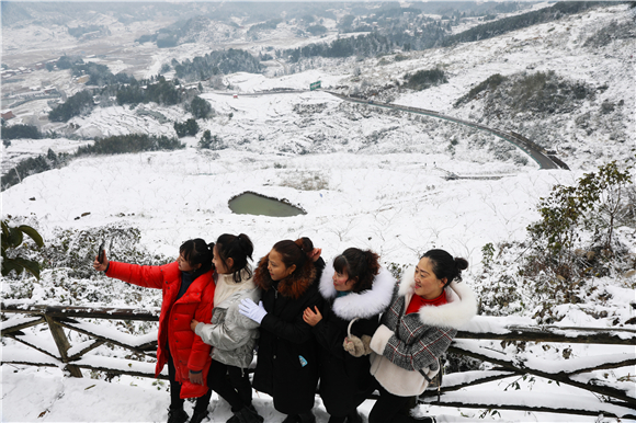 游客在用手机和雪景玩自拍。刘辉 摄