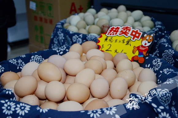 市民可以在超市里买到正宗的土鸡蛋。。华龙网-新重庆客户端记者 李黎 摄