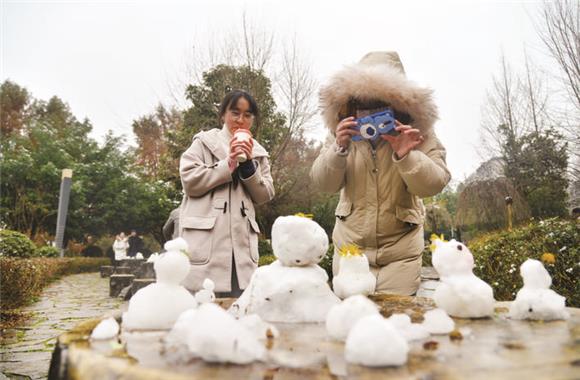 重庆三峡学院，学子在校园中赏雪、玩雪。  付作侨 摄