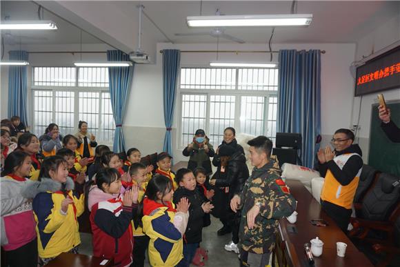 志愿者与孩子们载歌载舞。特约通讯员 邓小强 摄