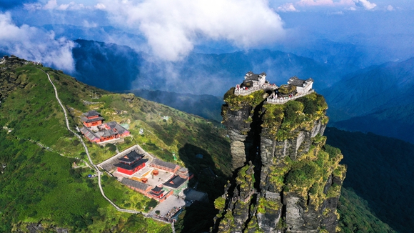 遊客在貴州省銅仁市梵淨山景區旅遊觀光.